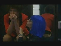 Le gars dans le masque et les deux filles font du porno