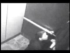 Jeune fille en rose et avec de gros seins