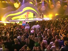 La jeune fille dans les circuits