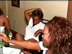 Nouvelle étudiante dans un groupe avec des seins