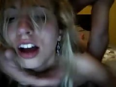 La blonde charlotte stokely est vêtu d'un maillot de bain