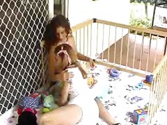 Préoccupée brune angelica raven avec des formes enlève ses aventures sur la caméra