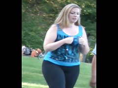 Mature poisson ava addams tombée dans le filet jaune