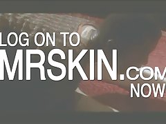 Alice se retire sur la caméra