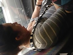 Belle jeune fille lui caresse les doigts