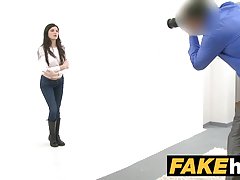 Les filles jouent dans la mousse