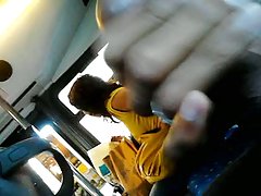 Une femme au foyer avec le café a apporté sucer