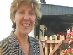 La compétition de deux filles en sexe