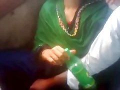 Le gars a une fille avec des gros seins