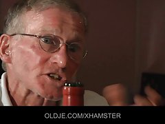 La dame s'occupe de avec l'entraîneur