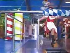 Jeune fille noire s'amuse avec un mec