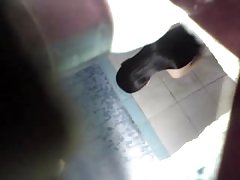 Sexe jeunes demoiselles près de la piscine