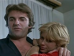 Donzelle brea bennett pose dans la salle de bains