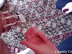 Jeune bombasse suce une bite dans une voiture