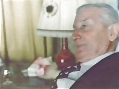 Le gars a excité la petite nina elle d'un massage des pieds