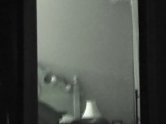 Les lesbiennes asia deville et crystal crown jouent sur les marches et dans la salle de bain