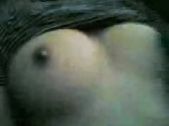 Petite partouze dans la société du grand nombre de filles et les gars