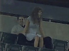 Jeu de golf avec un mignon brune