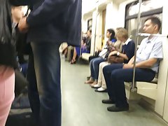 Doigts dans la chatte, assis sur le sol!