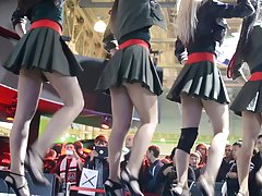 Jeune fille mince posant devant la caméra de l'uniforme scolaire