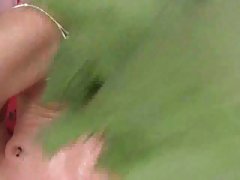 Brunette sabia aime poser