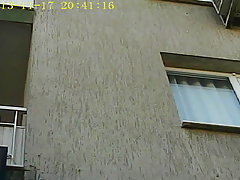 La brune se déshabiller et a obtenu sur le sexe