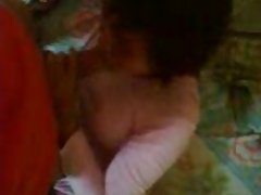 Un énorme phallus noir et blanc de la jeune fille