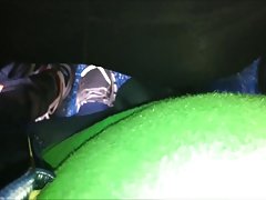 Busty brunette au bord de la piscine