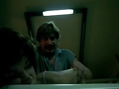 Le sexe dans la salle de bains et sur le canapé avec