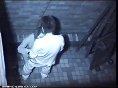 Le buveur entre leurs pieds