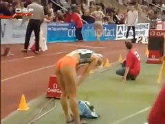 Une fille en maillot de bain orange