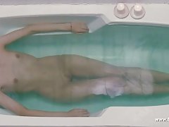 Homme ejac entre les grands tampons d'allumeuse