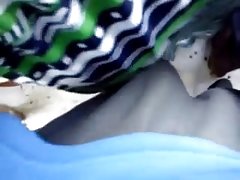 Nue fille dans un wagon de métro