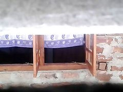 Blonde en bas rouges, deux moujiks dans toutes les poses