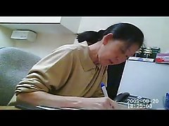 Une fille avec des lunettes et un collier en est venu