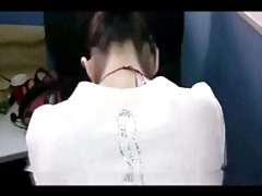 Une fille avec une profonde par le gosier a joué dans un porno amateur