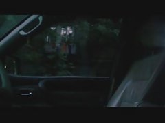 Guno avec des formes de seins de l'exercice dans la salle de gym