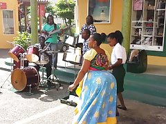 Jeune lunettes avec le vendeur