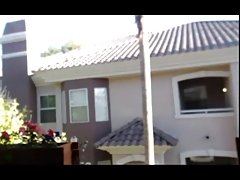 Le gars a trouvé sa petite amie dans les bras de mignon tourbillons