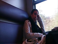 Le jeune couple se livre l'amour des désirs dans sa cabane rustique