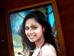 La jeune fille avec une amie et son copain s'est joint eux.