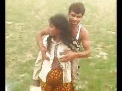 Après le lavage de la lingerie couple se serrèrent dans les mondes de l'acte sexuel