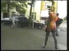 Vibromasseur en chevelu chatte et avide de vos doigts dans ce trou