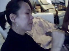 La mère montre un combat d'френду fille, comme la nécessité d'avoir son