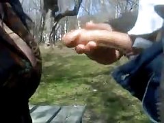 Le sexe anal avec une jeune sur la litière près de la piscine