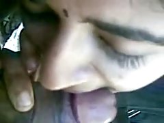 Les filles jouent avec le membre du gars