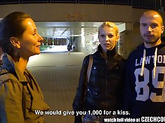 Le mari n'est pas contre, si elle sucer l'autre