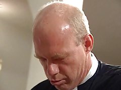 Les trois affamés génisses ont fait irruption dans sa maison