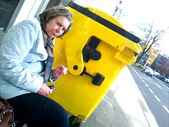 Il embrassa son vagin, et elle lui