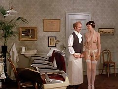 Une fille a des relations sexuelles avec d'autres sur les yeux de son mec